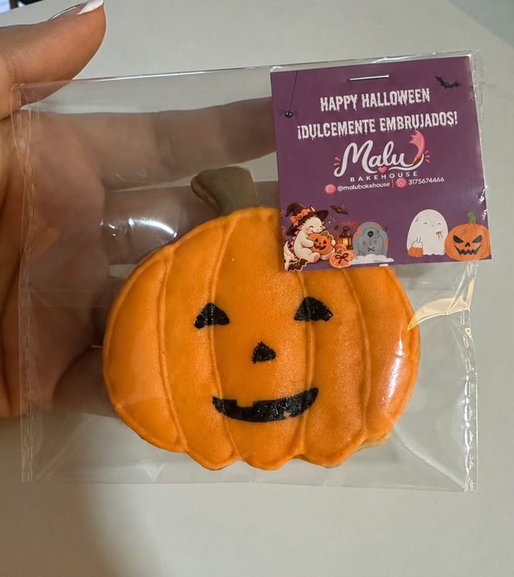 Galleta de calabaza de Halloween empacada con etiqueta de Malu Bakehouse